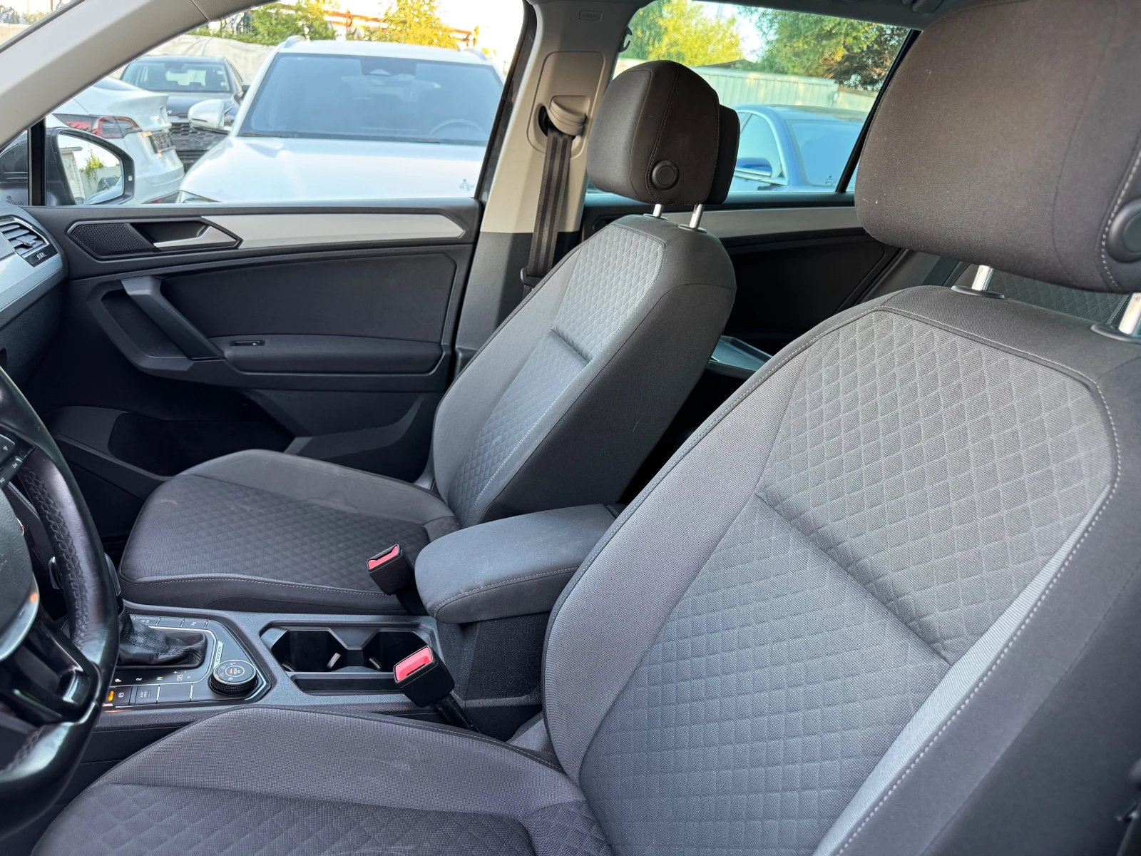 VW Tiguan 2.0 TDI / 4X4/, снимка 10 - Автомобили и джипове - 55315209