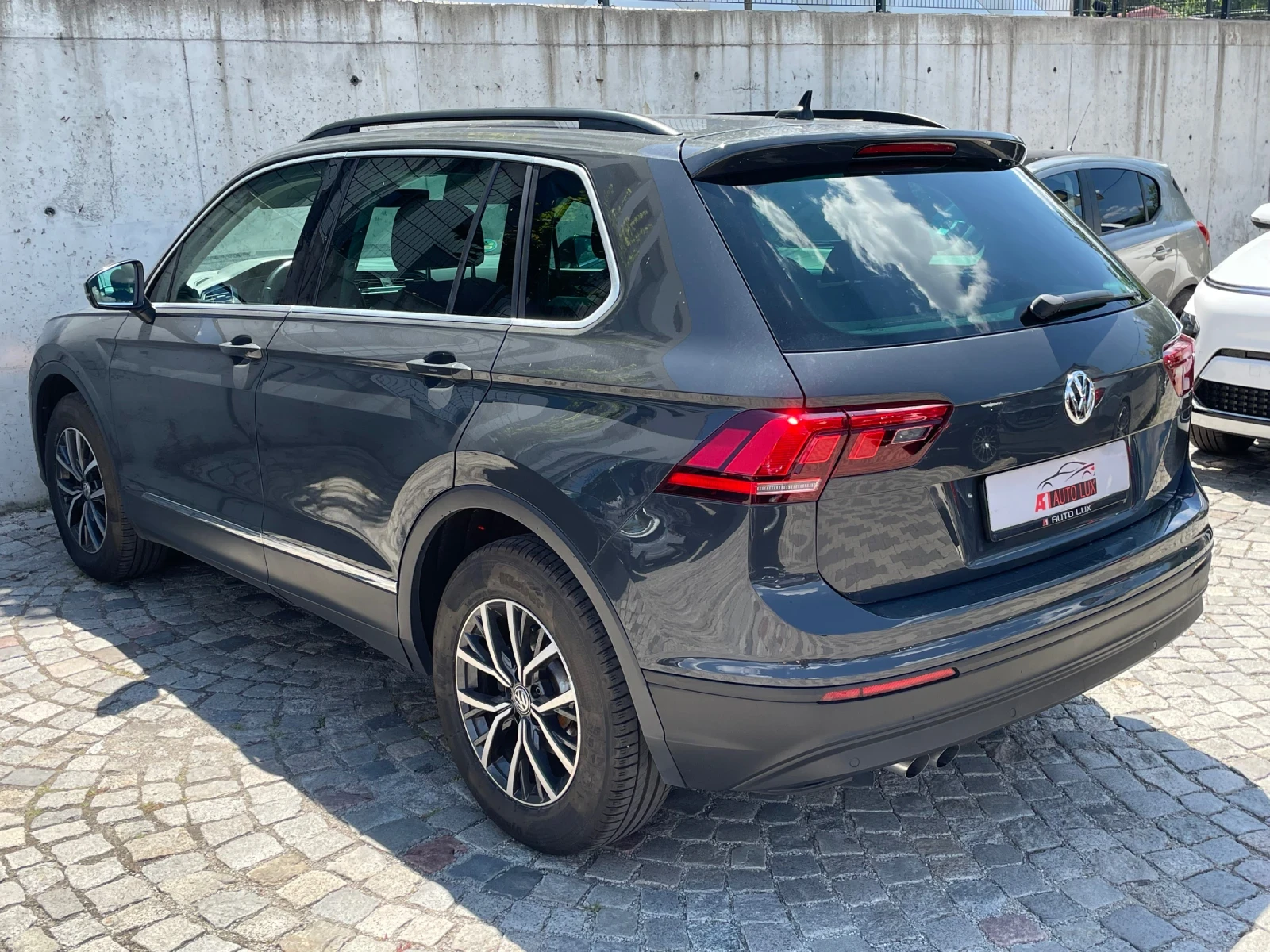 VW Tiguan 2.0TDI/4x4/Auto/Navi/Kam/Multy/Virtual/Excellent!!, снимка 12 - Автомобили и джипове - 55315209