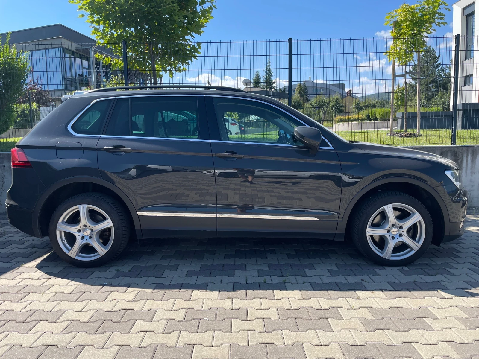 VW Tiguan 2.0TDI/4x4/Auto/Navi/Kam/Multy/Virtual/Excellent!!, снимка 15 - Автомобили и джипове - 55315209