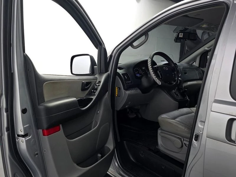 Hyundai Starex 2.5 Automatic, снимка 10 - Автомобили и джипове - 55948761