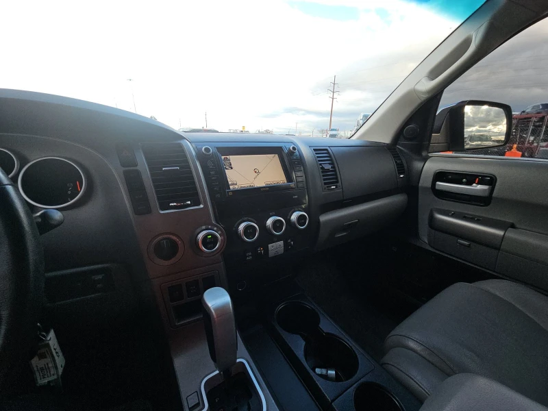 Toyota Sequoia LIMITED* 5.7* V8* ПОДГРЕВ* КАМЕРА* КЕЙЛЕС, снимка 12 - Автомобили и джипове - 53031302