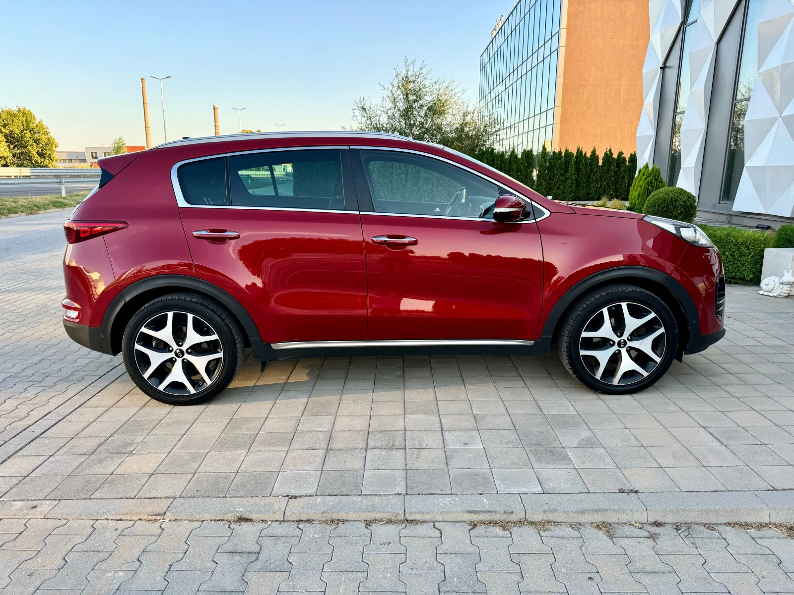 Kia Sportage GT-LINE-4X4-ОБДУХВАНЕ-ПАНОРАМА-КАМЕРА-ПАМЕТ-JBL- - изображение 4