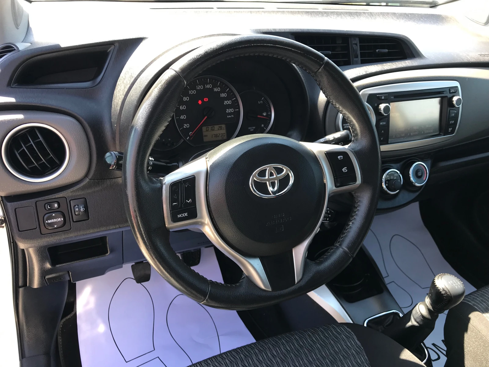 Toyota Yaris 1.4d-90kc.-2014g., снимка 13 - Автомобили и джипове - 53952181
