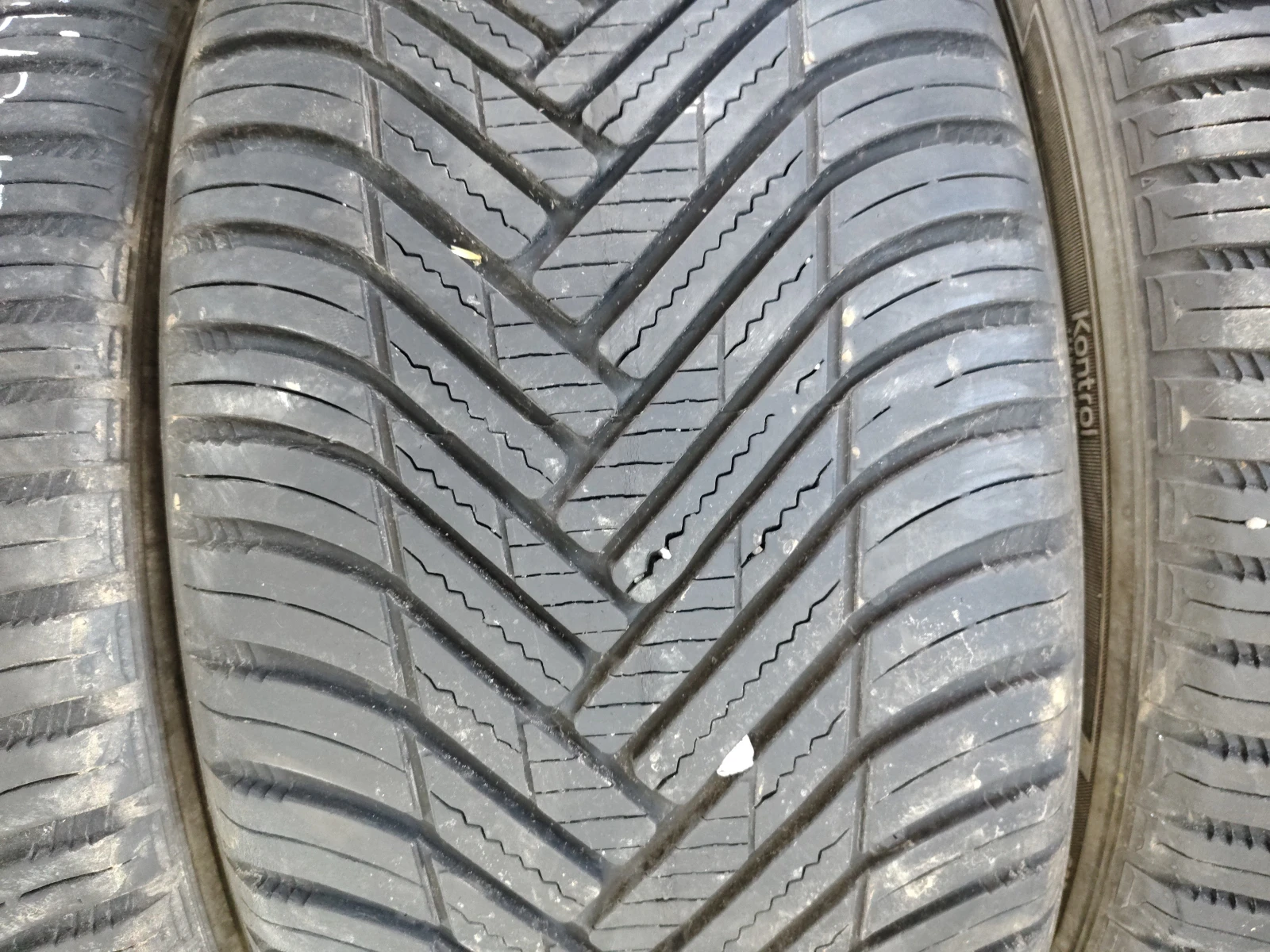 Гуми Всесезонни 245/40R19, снимка 4 - Гуми и джанти - 55843871