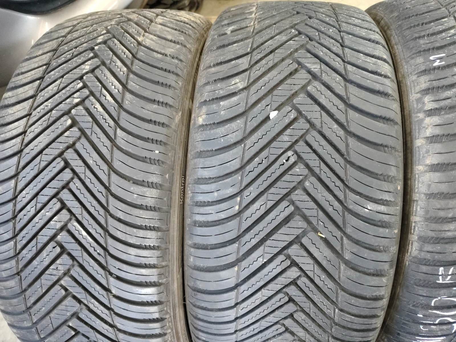 Гуми Всесезонни 245/40R19, снимка 2 - Гуми и джанти - 55843871