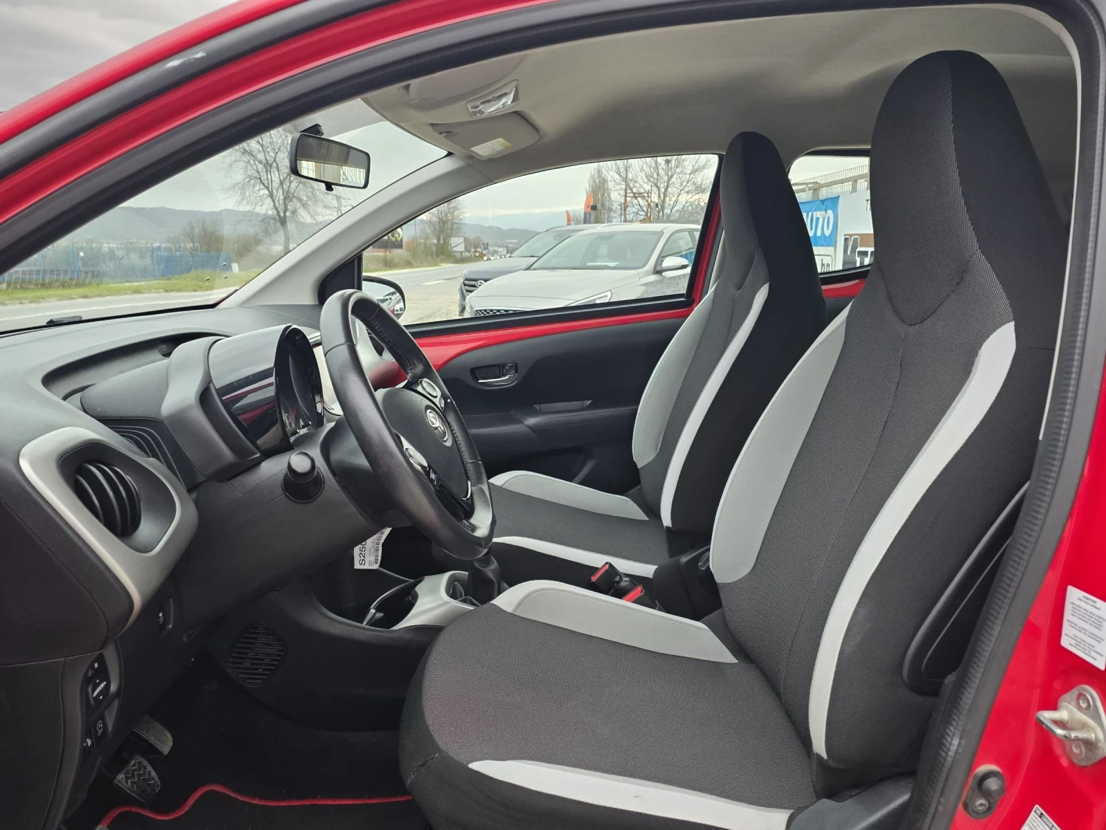 Toyota Aygo EURO6/СЕРВИЗНА КНИЖКА/КАМЕРА, снимка 7 - Автомобили и джипове - 53908662