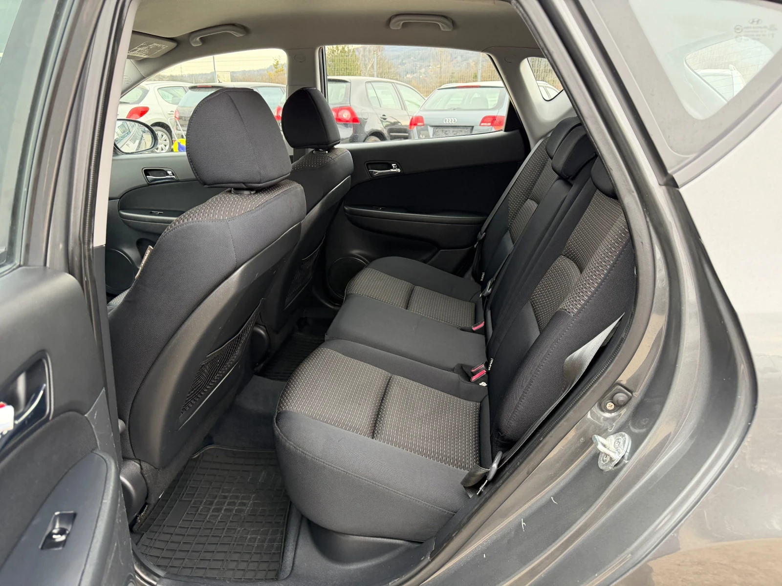 Hyundai I30 1.6CRDI-90PS, снимка 11 - Автомобили и джипове - 53968396