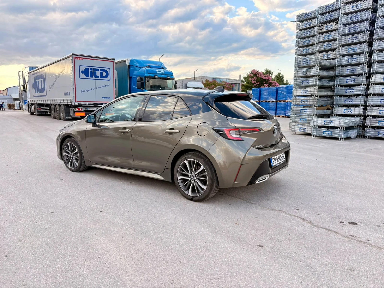 Toyota Corolla 2.0 HIBRID Bi-ton, снимка 7 - Автомобили и джипове - 56247452