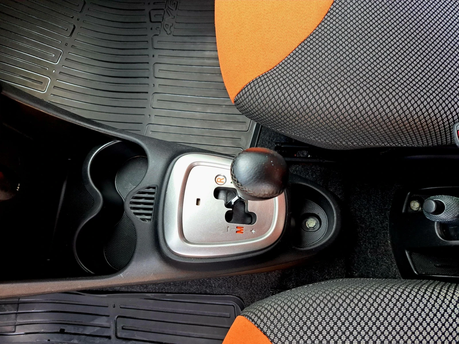 Toyota Aygo 1.0 i, снимка 9 - Автомобили и джипове - 56441270