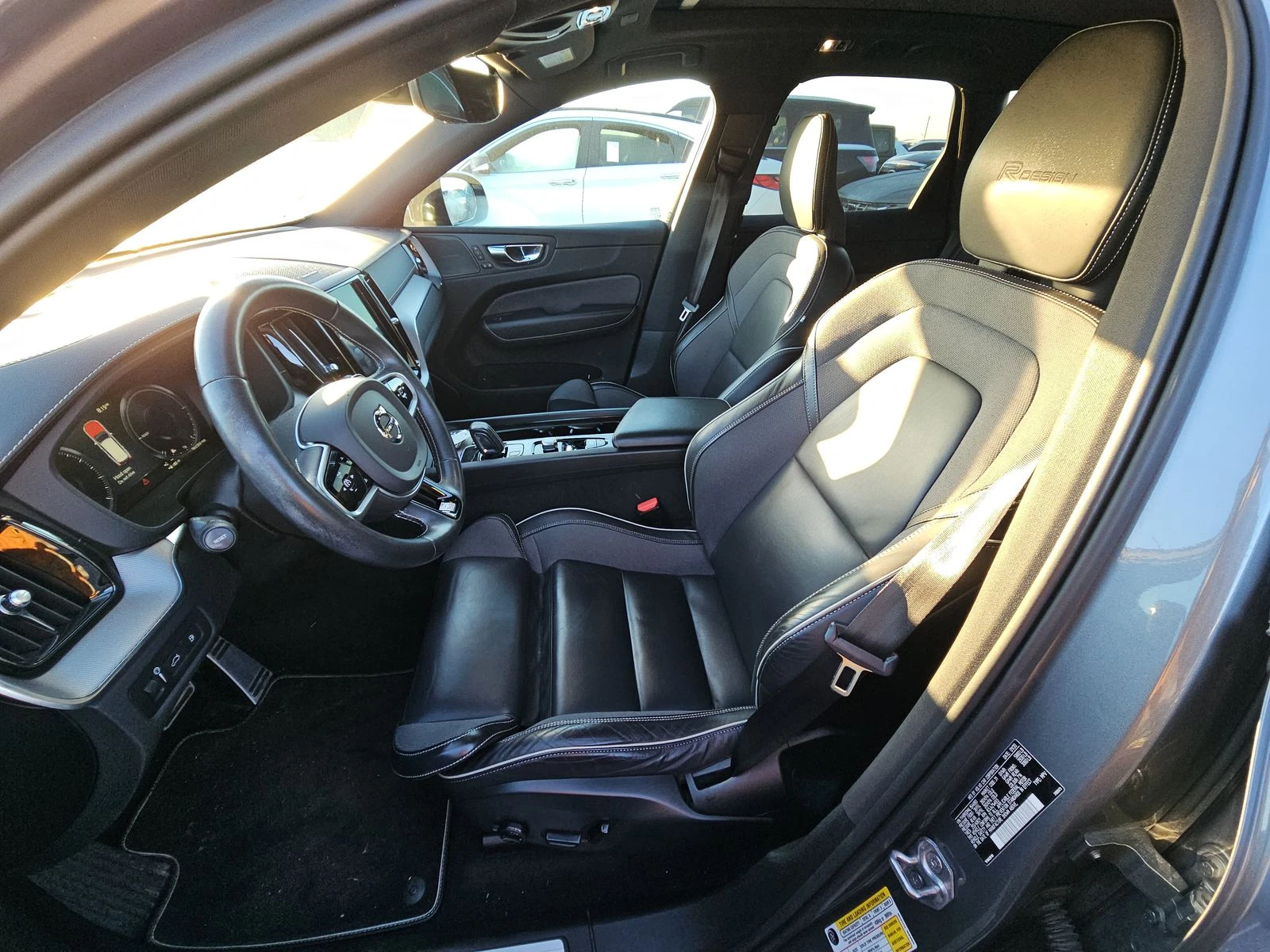 Volvo XC60 T8* HYBRID* R* DESIGN* HARMON* KARDON* ПАНОРАМА* , снимка 13 - Автомобили и джипове - 53802333