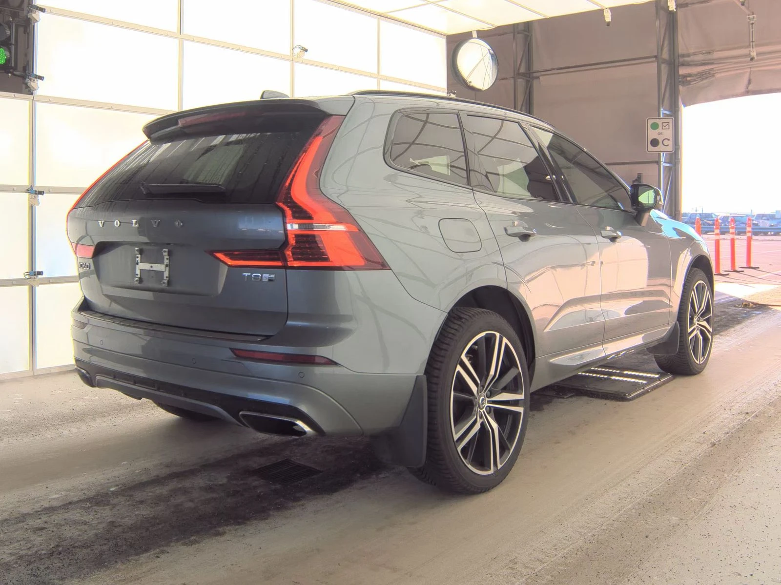 Volvo XC60 T8* HYBRID* R* DESIGN* HARMON* KARDON* ПАНОРАМА* , снимка 2 - Автомобили и джипове - 53802333