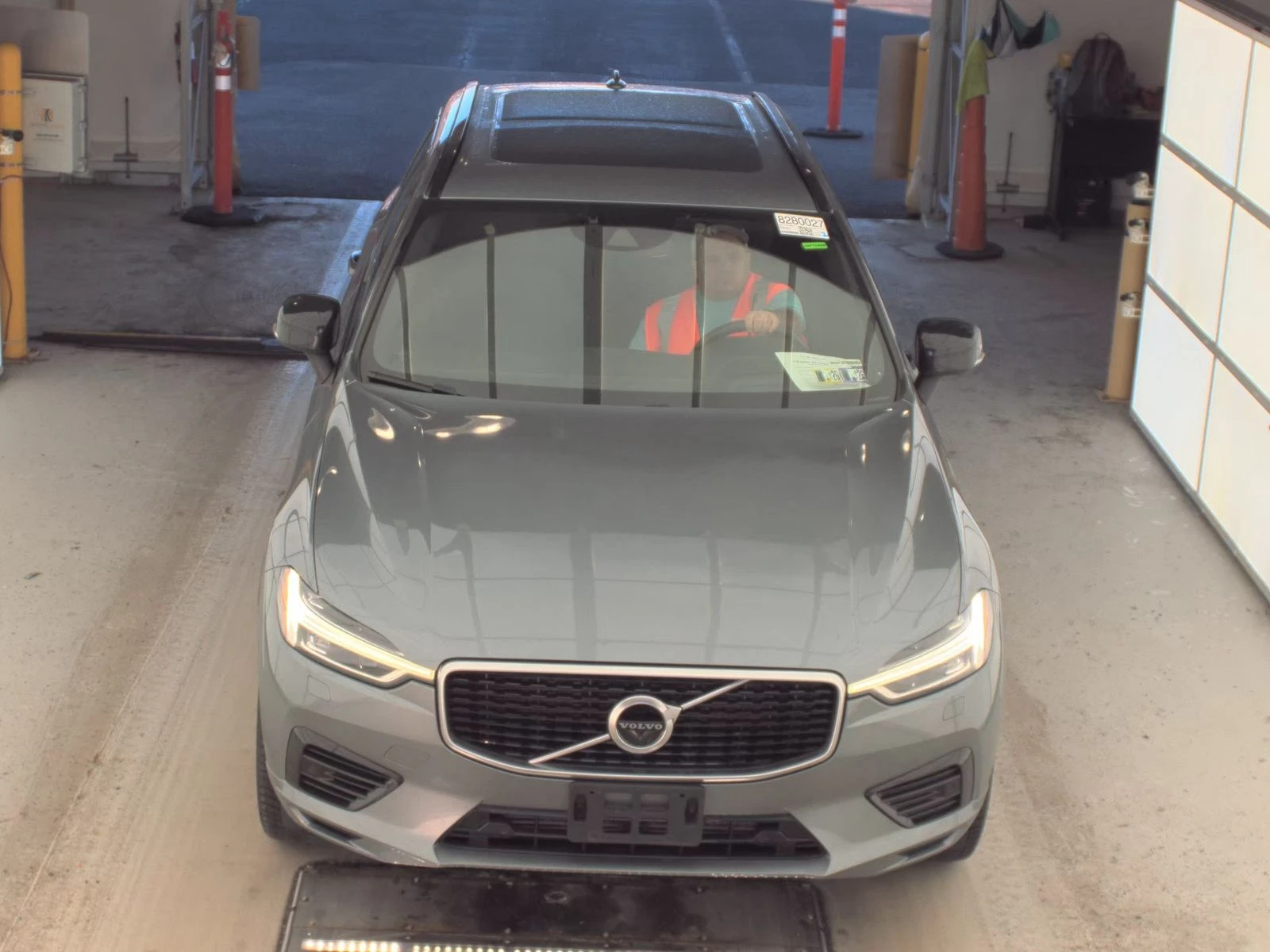 Volvo XC60 T8* HYBRID* R* DESIGN* HARMON* KARDON* ПАНОРАМА* , снимка 7 - Автомобили и джипове - 53802333