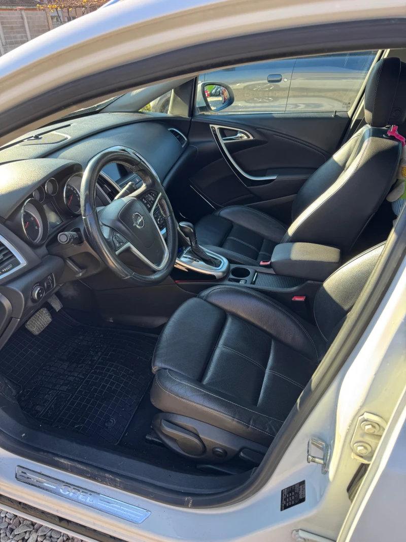 Opel Astra 2.0CDTi / Кожа / Подгрев / Navi, снимка 8 - Автомобили и джипове - 52795626
