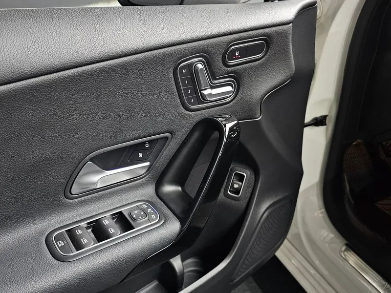 Mercedes-Benz A 220 DIGITAL, снимка 12 - Автомобили и джипове - 55740050