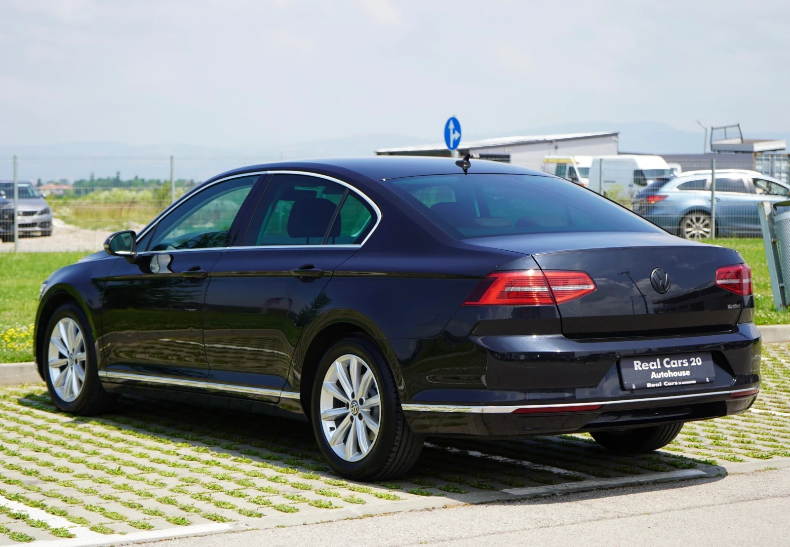 VW Passat 2.0 TDI* HIGHLINE* CAMERA* KEYLESS* РЕАЛНИ КИЛОМЕТ, снимка 6 - Автомобили и джипове - 55143459