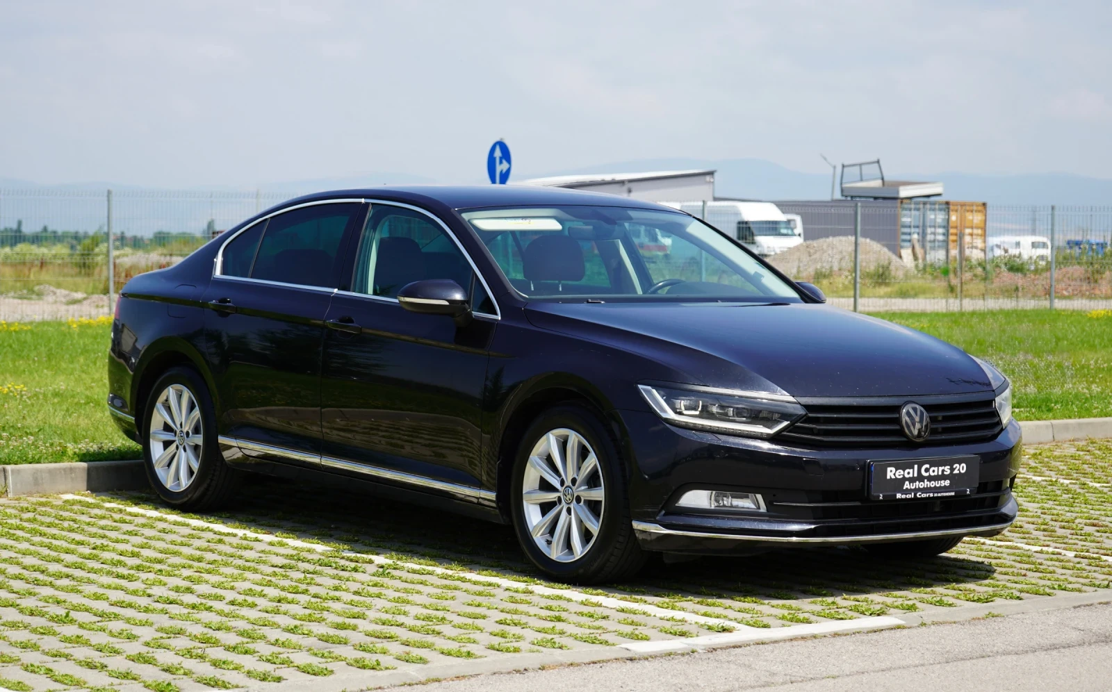 VW Passat 2.0 TDI* HIGHLINE* CAMERA* KEYLESS* РЕАЛНИ КИЛОМЕТ, снимка 3 - Автомобили и джипове - 55143459