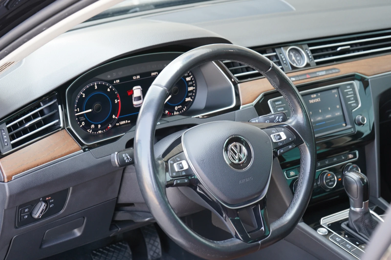 VW Passat 2.0 TDI* HIGHLINE* CAMERA* KEYLESS* РЕАЛНИ КИЛОМЕТ, снимка 9 - Автомобили и джипове - 55143459