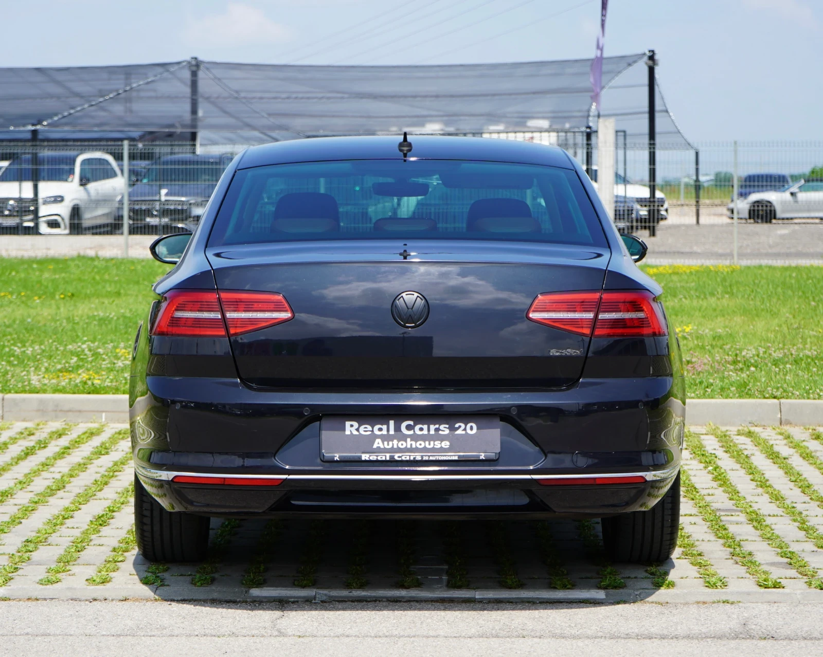VW Passat 2.0 TDI* HIGHLINE* CAMERA* KEYLESS* РЕАЛНИ КИЛОМЕТ, снимка 5 - Автомобили и джипове - 55143459