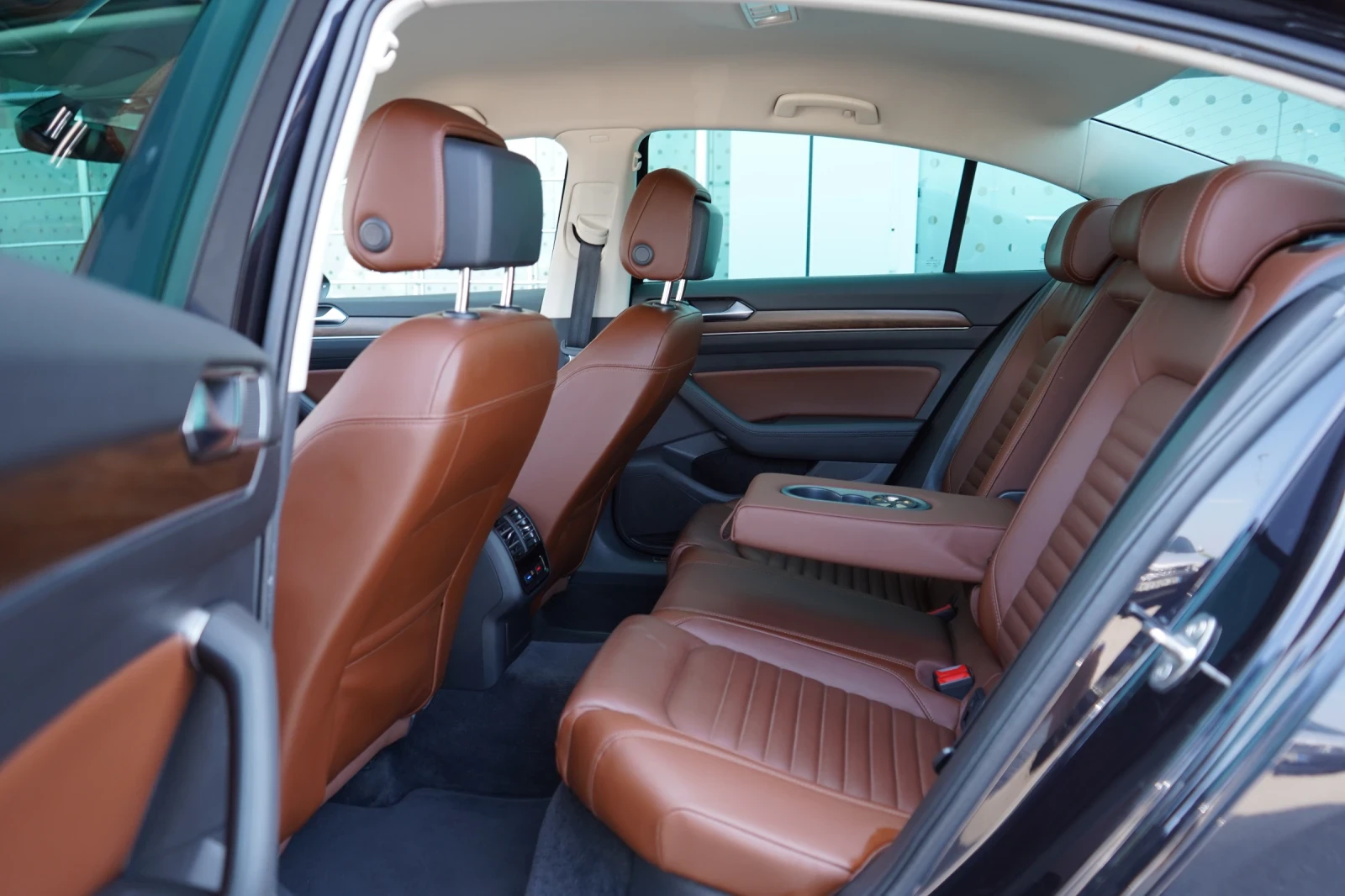 VW Passat 2.0 TDI* HIGHLINE* CAMERA* KEYLESS* РЕАЛНИ КИЛОМЕТ, снимка 15 - Автомобили и джипове - 55143459