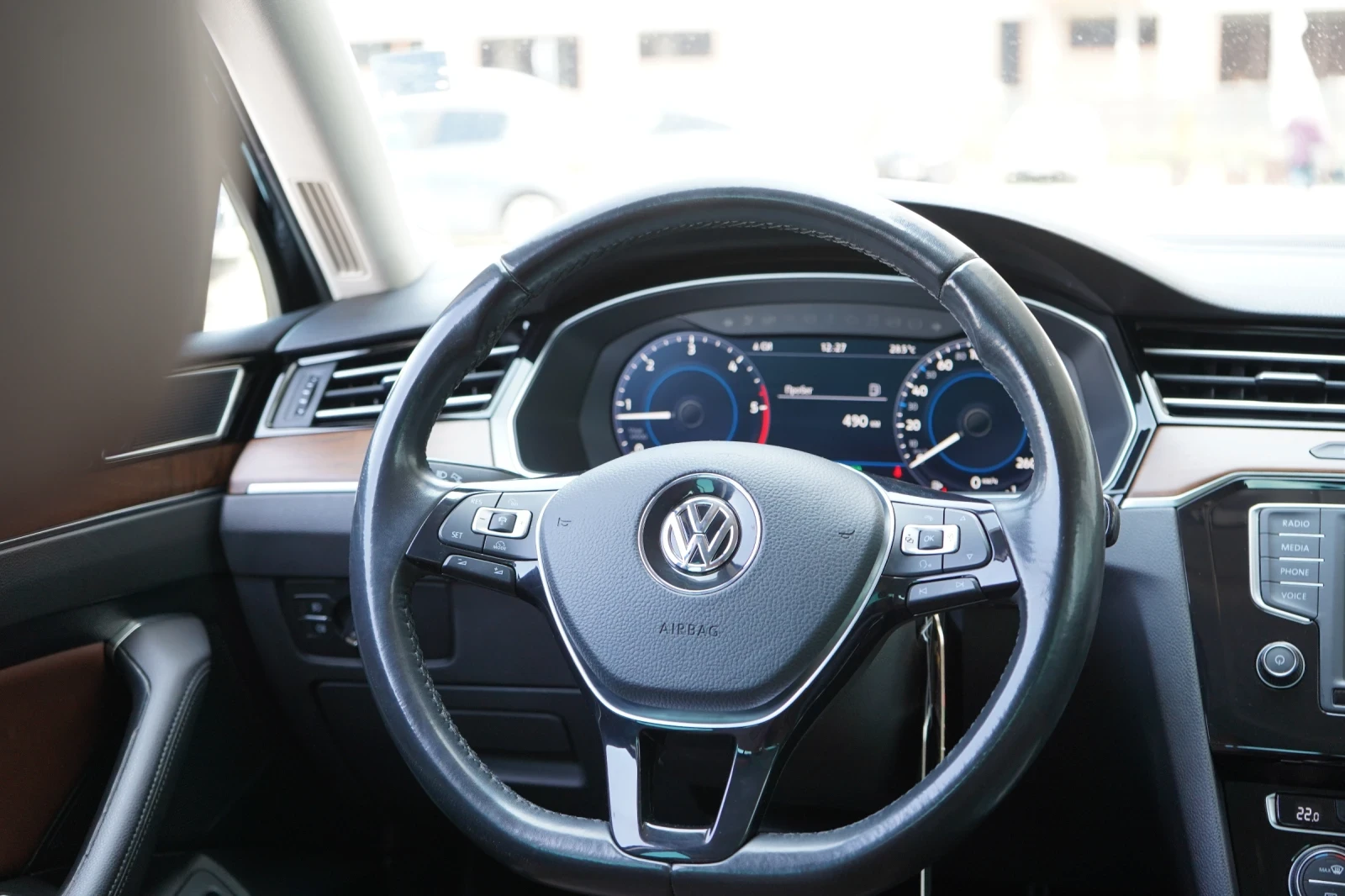 VW Passat 2.0 TDI* HIGHLINE* CAMERA* KEYLESS* РЕАЛНИ КИЛОМЕТ, снимка 10 - Автомобили и джипове - 55143459