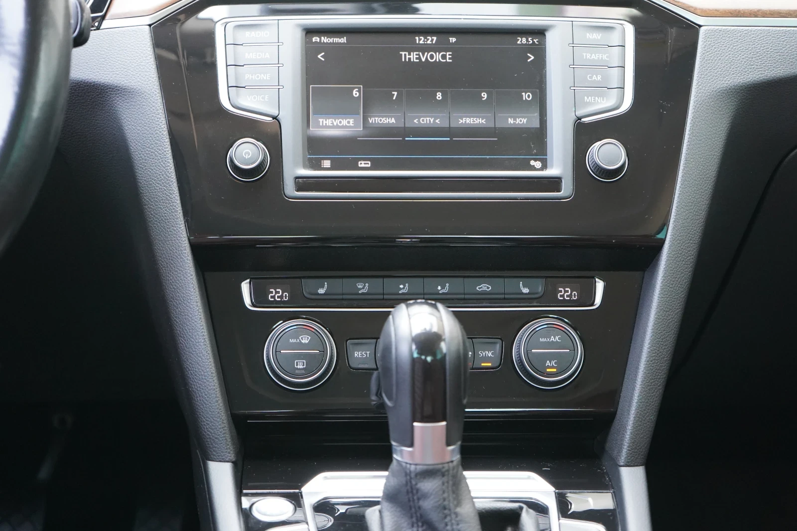 VW Passat 2.0 TDI* HIGHLINE* CAMERA* KEYLESS* РЕАЛНИ КИЛОМЕТ, снимка 12 - Автомобили и джипове - 55143459
