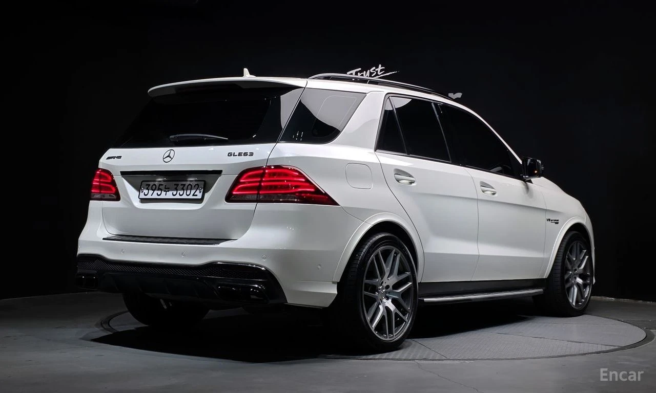 Mercedes-Benz GLE 63 AMG HARMON* KARDON* ОБДУХВАНЕ* ПАНОРАМА* МАСАЖ* КЕЙЛЕС, снимка 2 - Автомобили и джипове - 56120446