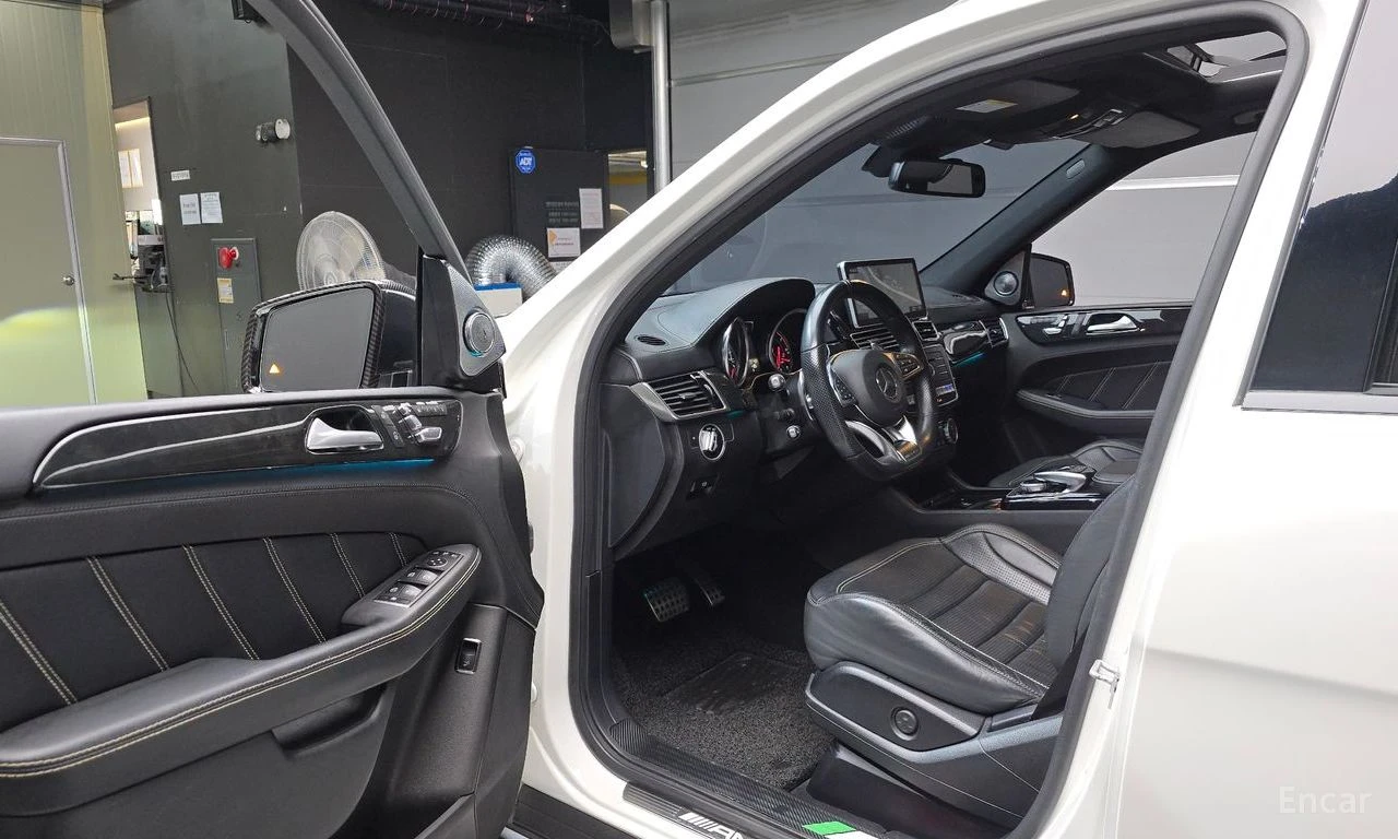 Mercedes-Benz GLE 63 AMG HARMON* KARDON* ОБДУХВАНЕ* ПАНОРАМА* МАСАЖ* КЕЙЛЕС, снимка 6 - Автомобили и джипове - 56120446