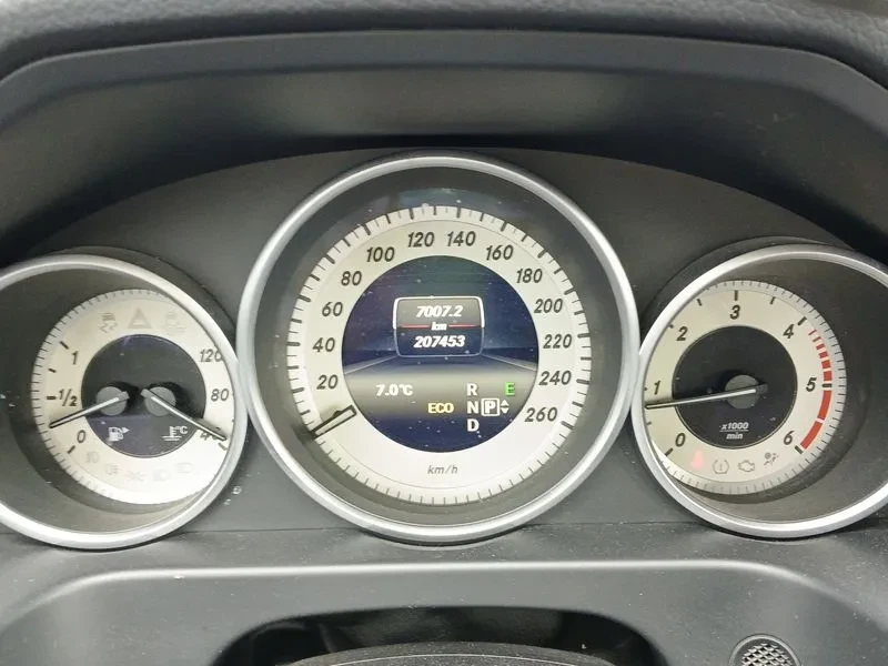 Mercedes-Benz E 250 Cdi 4Matic, снимка 7 - Автомобили и джипове - 53871380