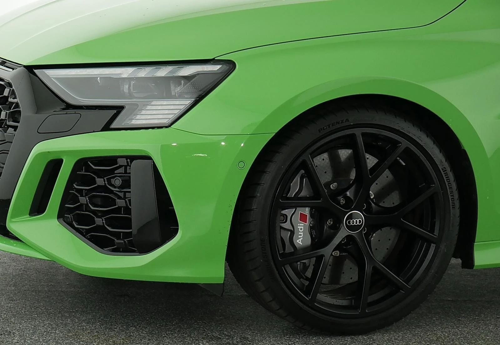 Audi Rs3 2.5 TFSI/CERAMIC/ DYNAMIC/B&O/ MATRIX/ BLACK OPTIC - изображение 4