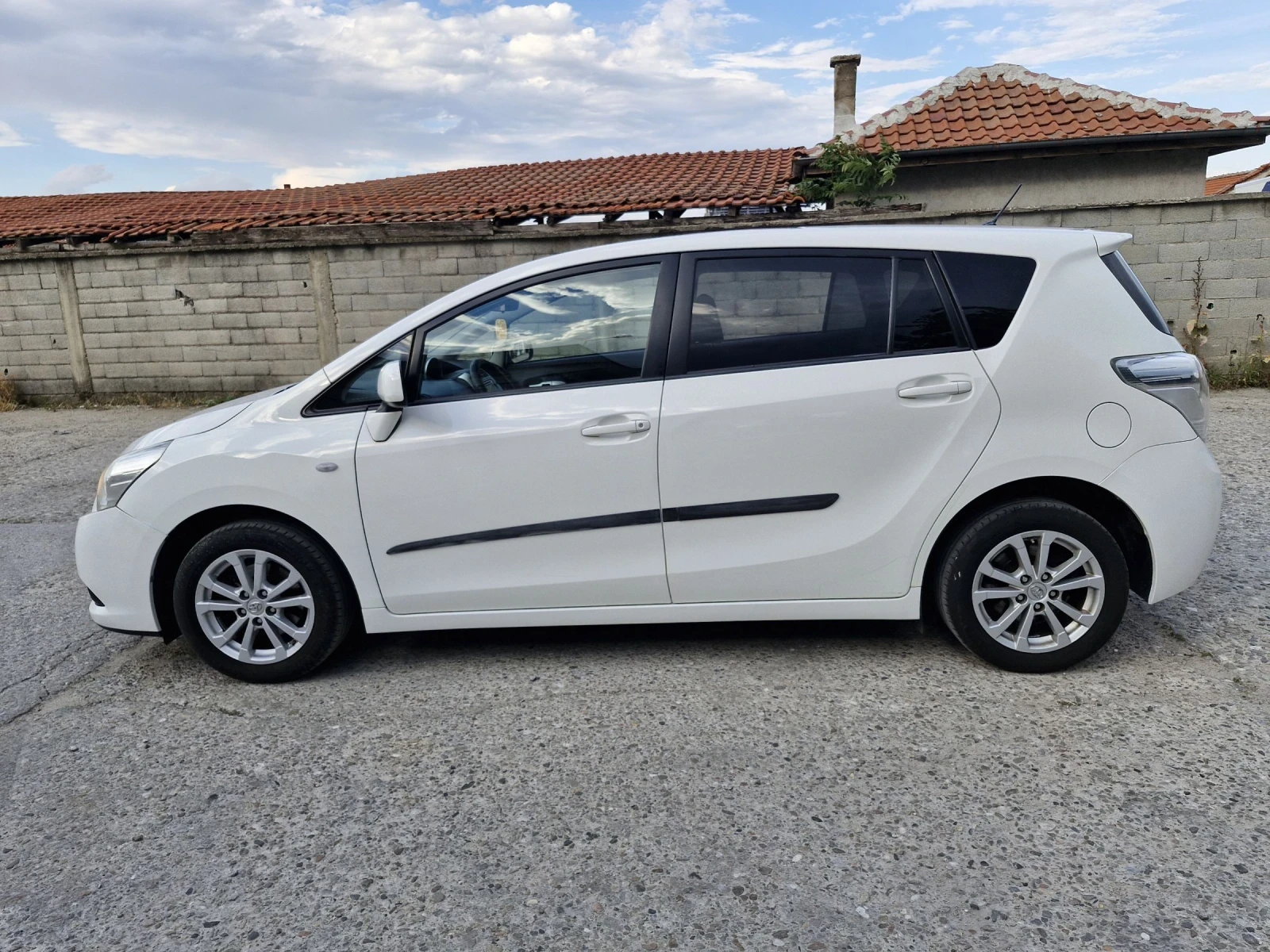 Toyota Verso 2.0D-4D Навигация, Панорама, 7 местна Фулл екстри , снимка 4 - Автомобили и джипове - 54932766