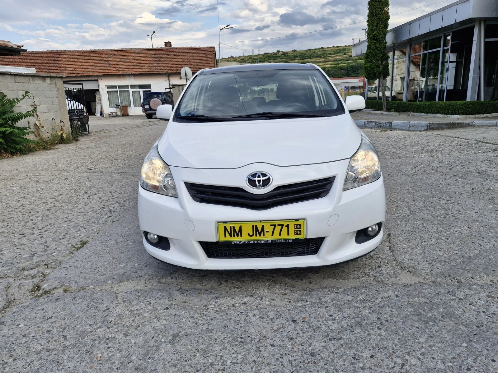 Toyota Verso 2.0D-4D Навигация, Панорама, 7 местна Фулл екстри , снимка 2 - Автомобили и джипове - 54932766