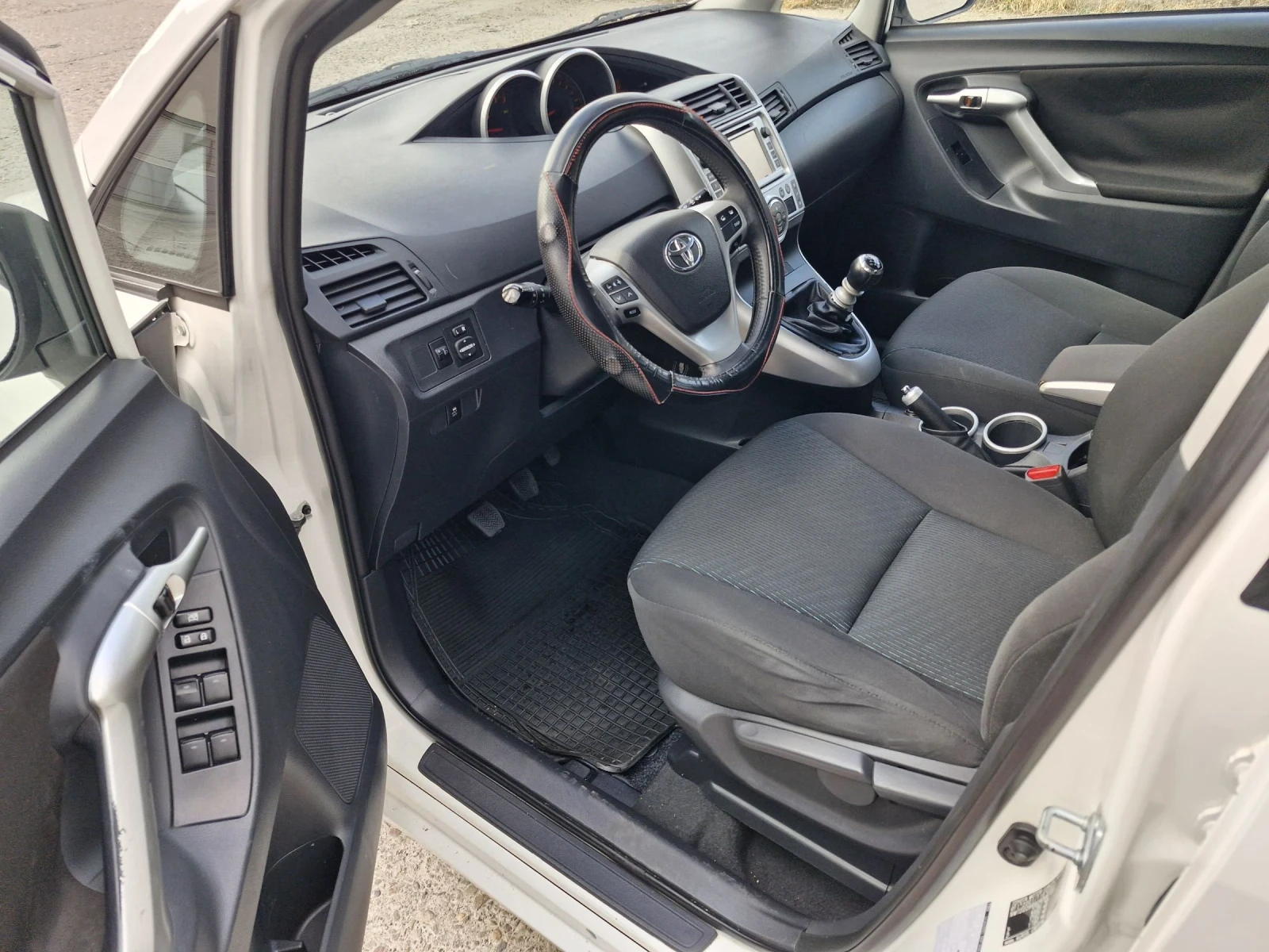 Toyota Verso 2.0D-4D Навигация, Панорама, 7 местна Фулл екстри , снимка 9 - Автомобили и джипове - 54932766