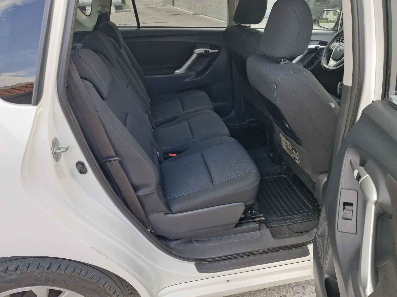 Toyota Verso 2.0D-4D Навигация, Панорама, 7 местна Фулл екстри , снимка 12 - Автомобили и джипове - 54932766