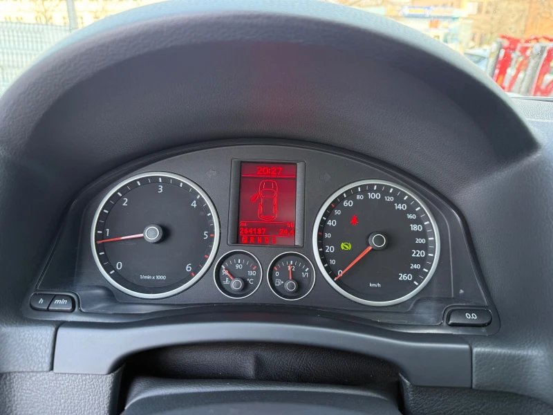 VW Tiguan 2.0TDI 4x4 PANO NAVI, снимка 11 - Автомобили и джипове - 53139423