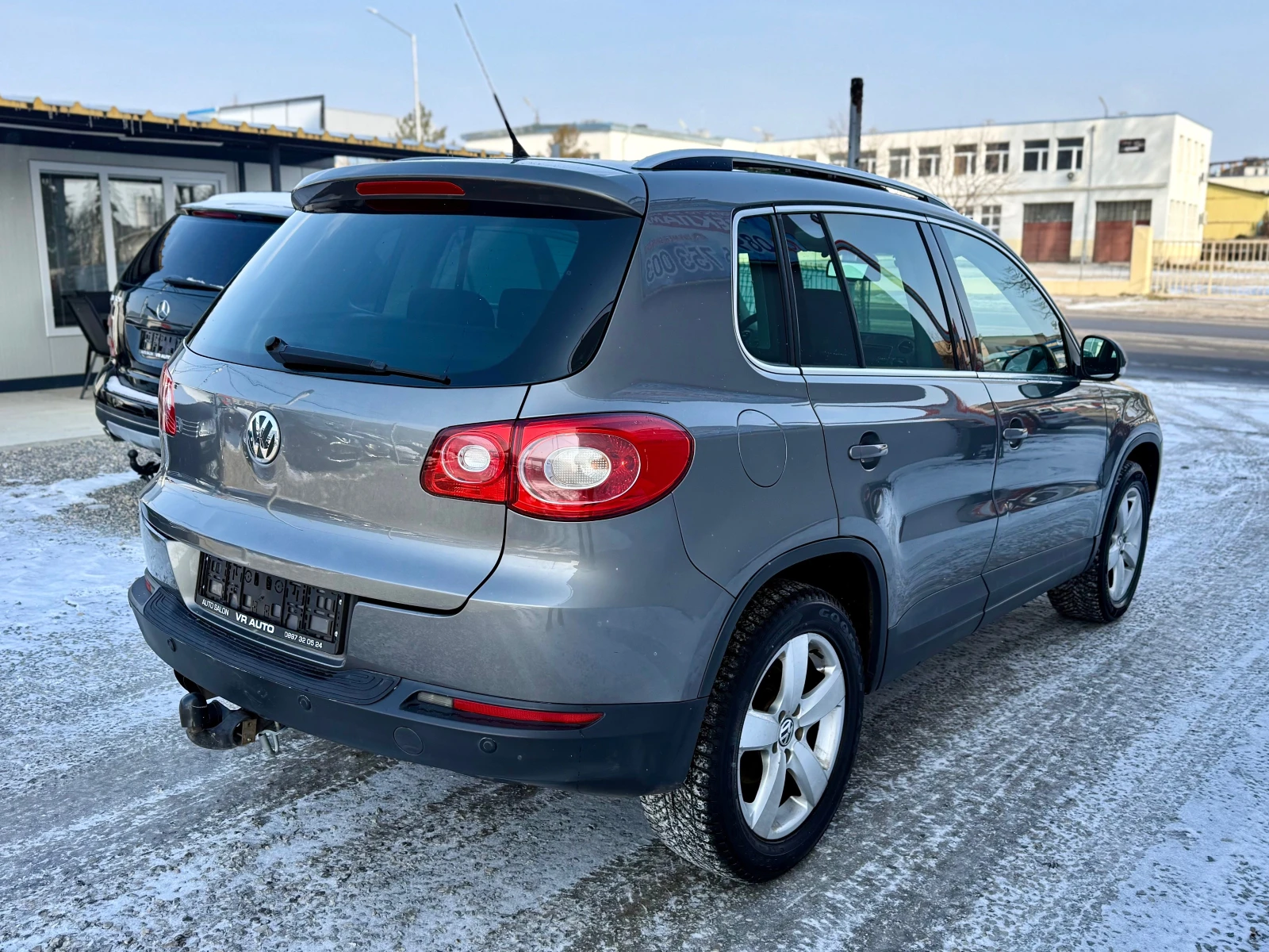 VW Tiguan 2.0TDI 4x4 PANO NAVI - изображение 4