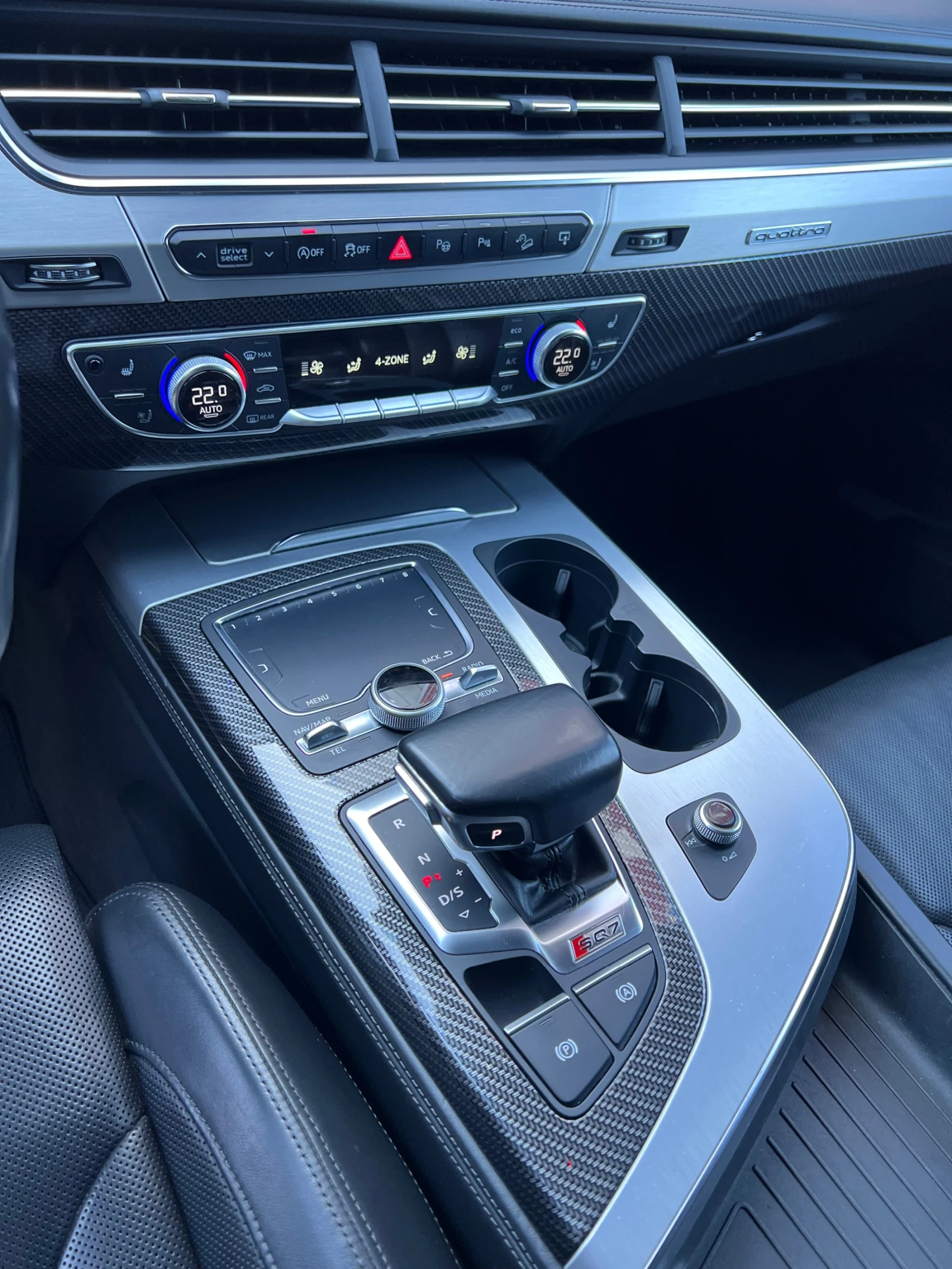 Audi SQ7 EXCLUSIVE/BOSE/CARBON/MATRIX/7M/MASSAGE/ВАКУУМ/ПАН, снимка 11 - Автомобили и джипове - 56171174