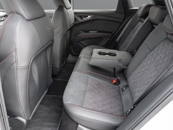 Audi Q4 45 Quattro = S-line = Black Optic Гаранция, снимка 10 - Автомобили и джипове - 55001215