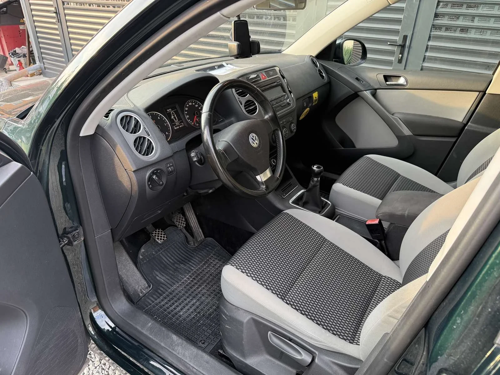 VW Tiguan, снимка 6 - Автомобили и джипове - 55795193