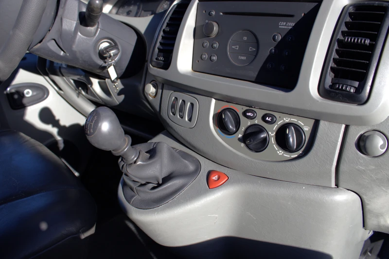 Opel Vivaro 1.9* Kлиматик* 5+ 1* MAXI, снимка 10 - Бусове и автобуси - 52930735