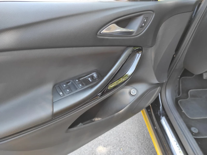 Opel Astra 1.6CDTI, снимка 12 - Автомобили и джипове - 52303550