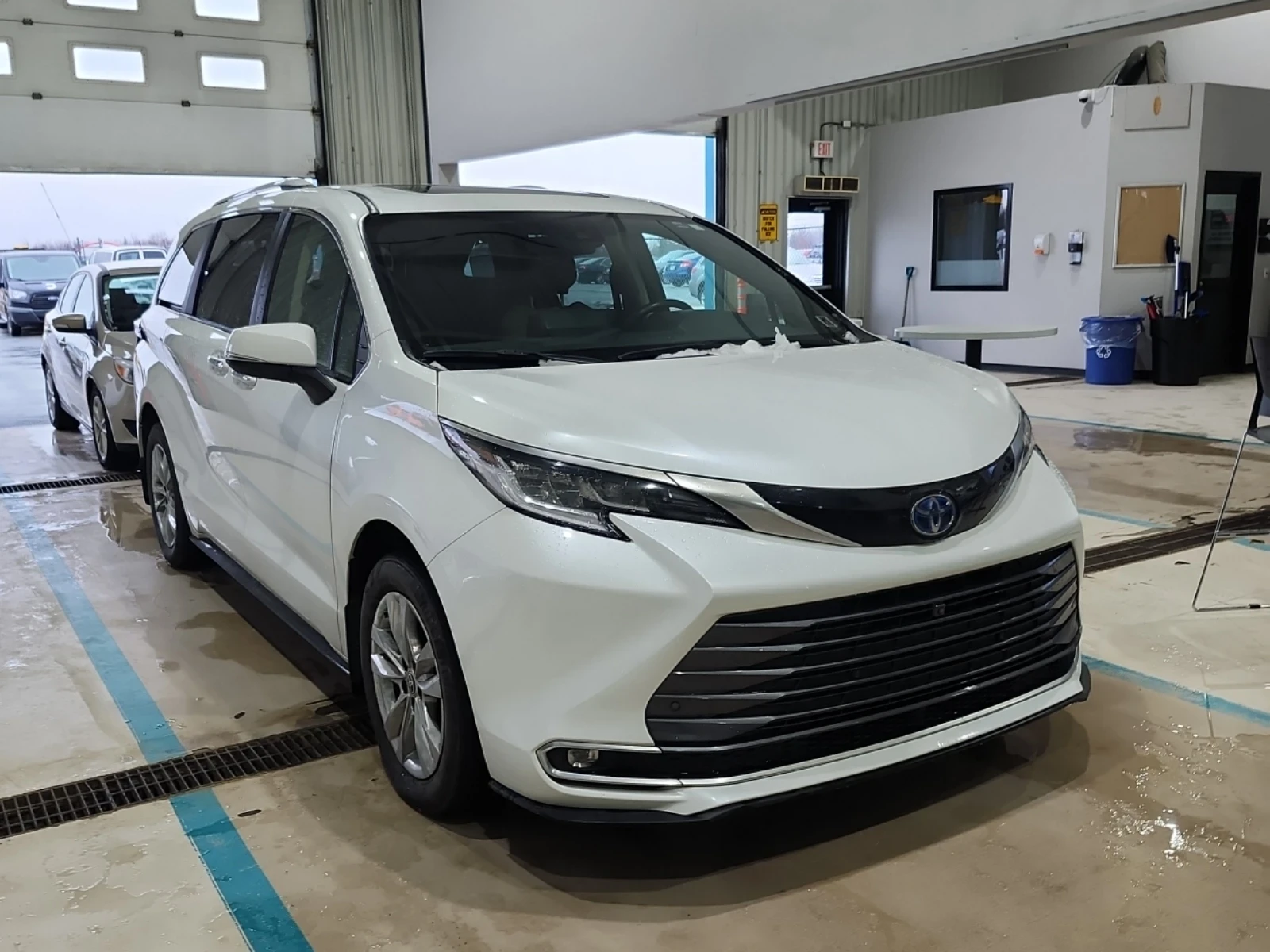 Toyota Sienna Limited| 360* Камера| Обдухване| ТV| Без Инциденти, снимка 2 - Автомобили и джипове - 54008630
