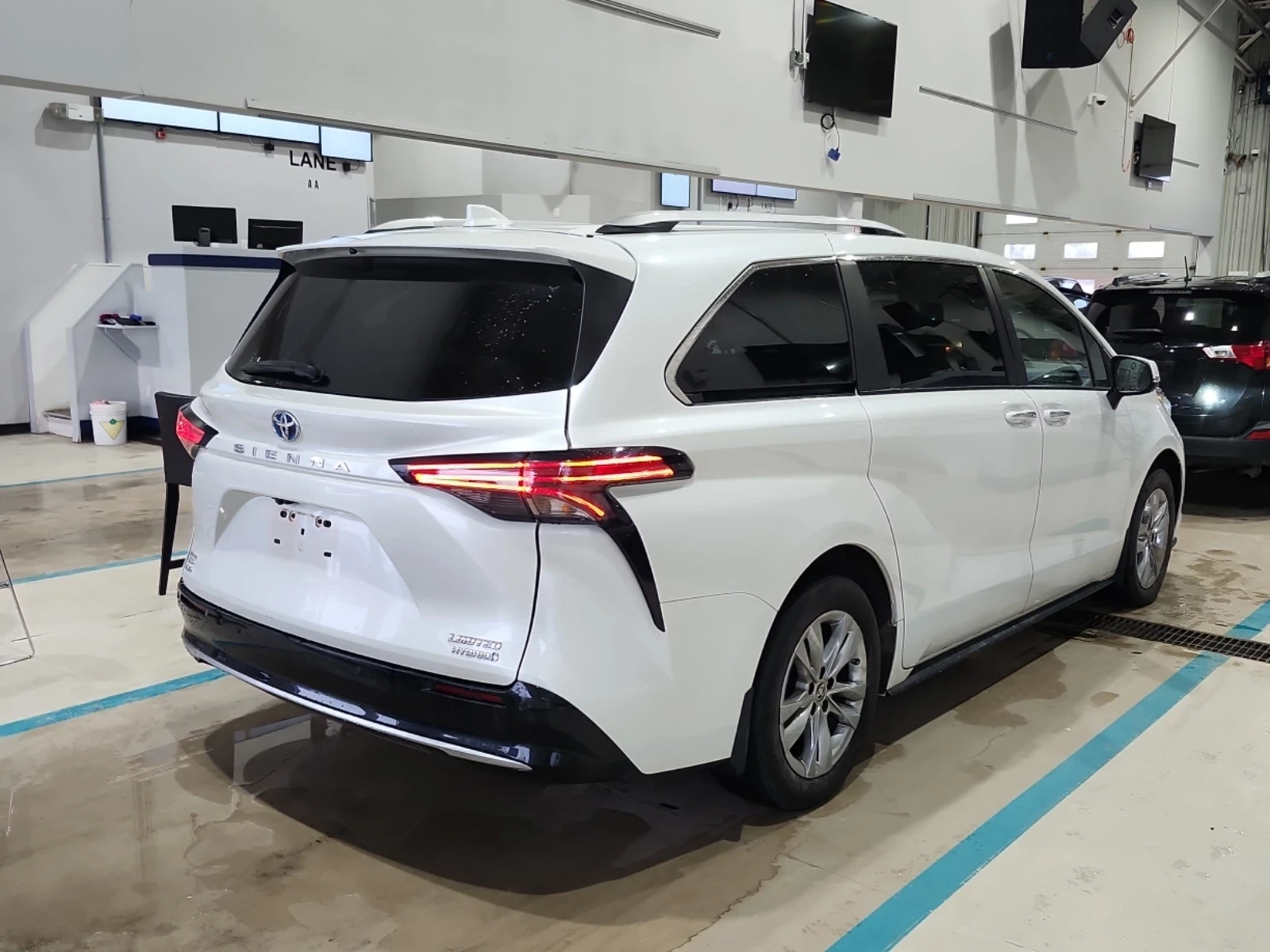 Toyota Sienna Limited| 360* Камера| Обдухване| ТV| Без Инциденти, снимка 3 - Автомобили и джипове - 54008630