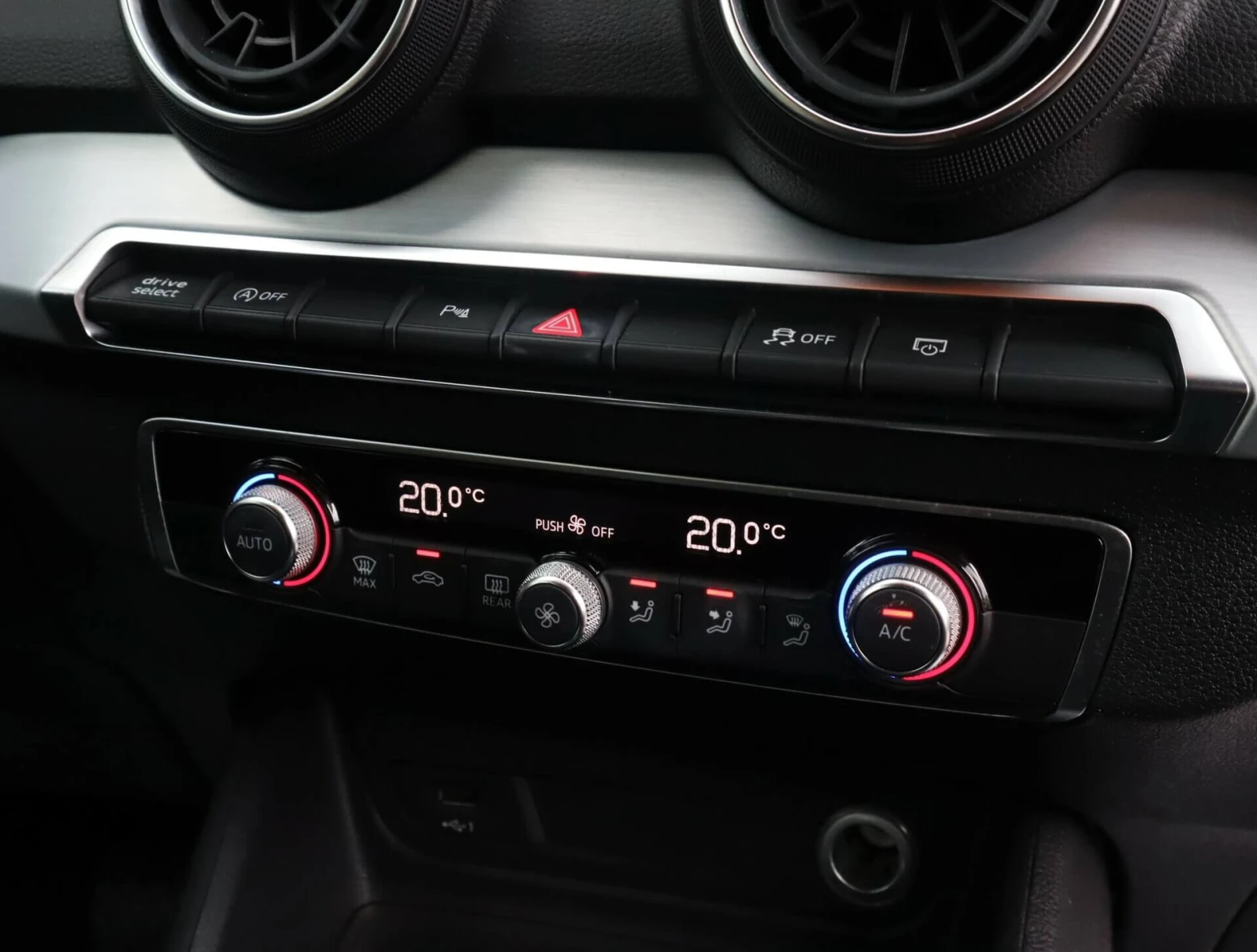 Audi Q2 1.6TDI/Stronic/PDC/Drive Select/Isofix/, снимка 10 - Автомобили и джипове - 54519624