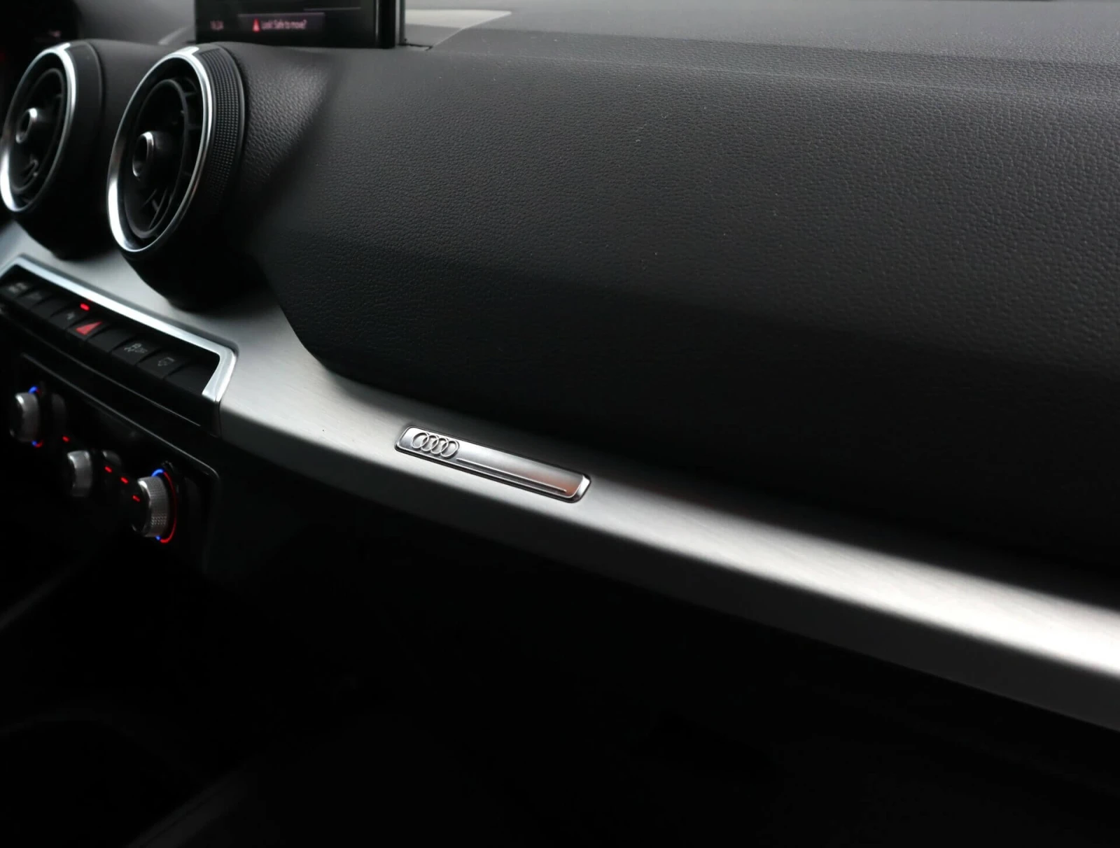 Audi Q2 1.6TDI/Stronic/PDC/Drive Select/Isofix/, снимка 13 - Автомобили и джипове - 54519624