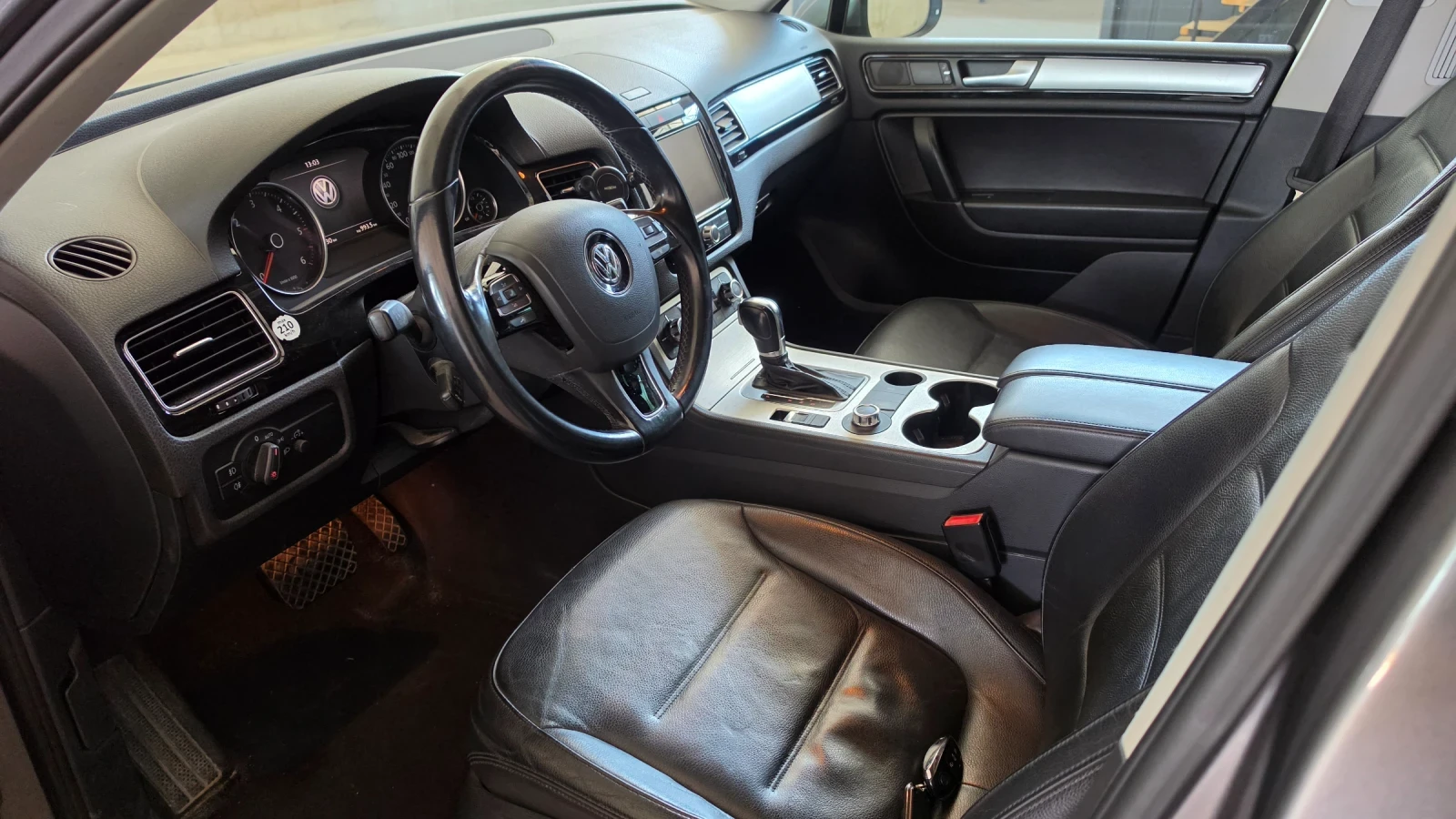 VW Touareg 3.0TDI 245h.p. УНИКАЛЕН на пружини, снимка 9 - Автомобили и джипове - 55252786