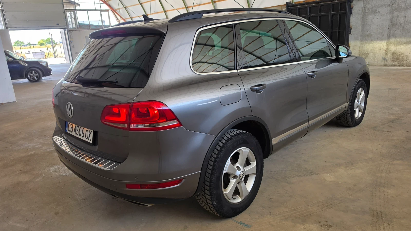 VW Touareg 3.0TDI 245h.p. УНИКАЛЕН на пружини, снимка 3 - Автомобили и джипове - 55252786