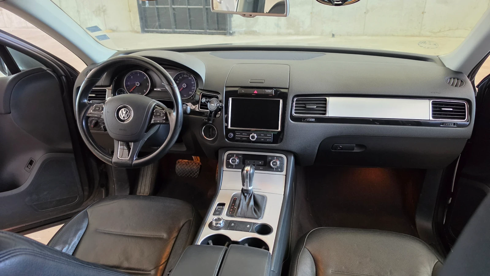 VW Touareg 3.0TDI 245h.p. УНИКАЛЕН на пружини, снимка 11 - Автомобили и джипове - 55252786