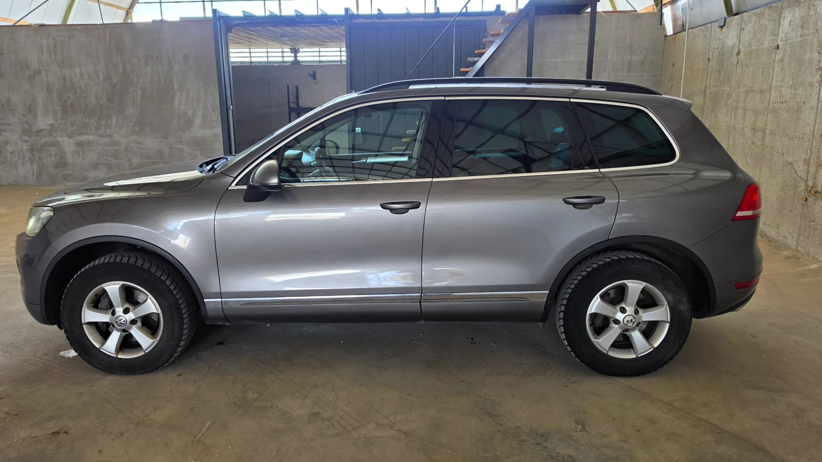 VW Touareg 3.0TDI 245h.p. УНИКАЛЕН на пружини, снимка 5 - Автомобили и джипове - 55252786