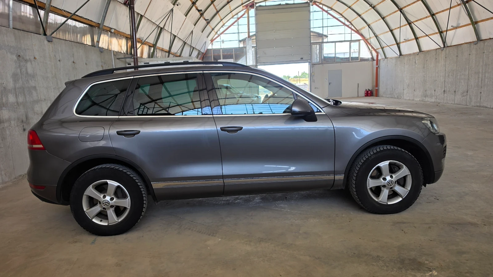 VW Touareg 3.0TDI 245h.p. УНИКАЛЕН на пружини, снимка 6 - Автомобили и джипове - 55252786