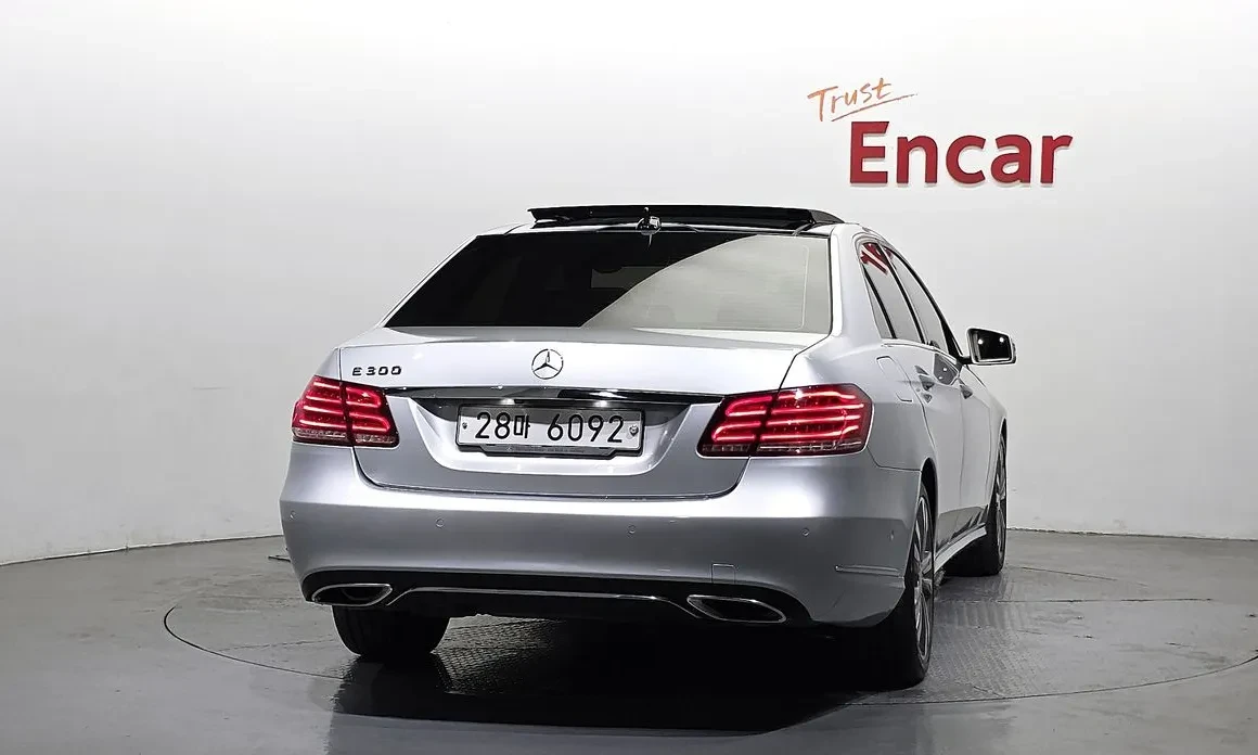 Mercedes-Benz E 300 3.5 V6, Подгрев, Задна кам., Панорама, снимка 4 - Автомобили и джипове - 54608779